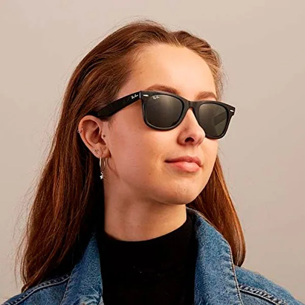 Óculos modelo wayfarer disponível na ótica em Maracaju MS
