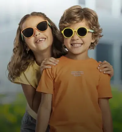 Crianças usando óculos infantil disponíveis na ótica em Maracaju MS